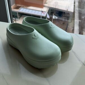 ADIFOM STAN SMITH MULE SHOES.